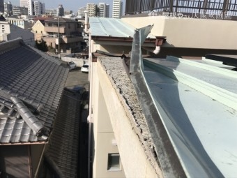 劣化した金属屋根