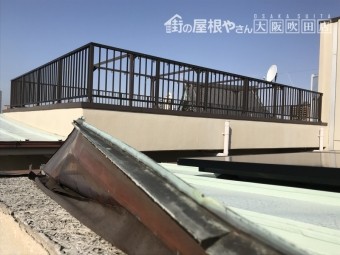 マンション屋上と金属屋根