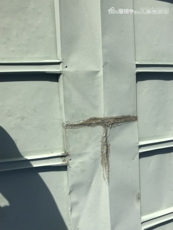 劣化した金属屋根