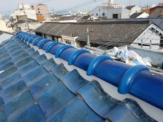 大棟積み替え後の青い瓦屋根