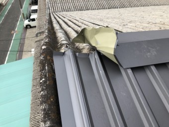 めくれた棟板金