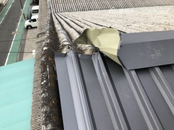 めくれた棟板金