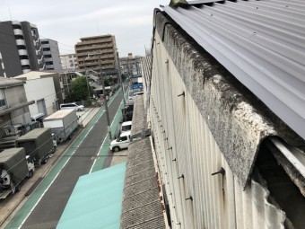 劣化した工場金属屋根