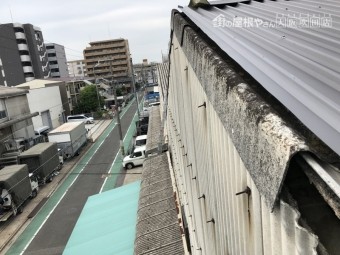 劣化した工場金属屋根