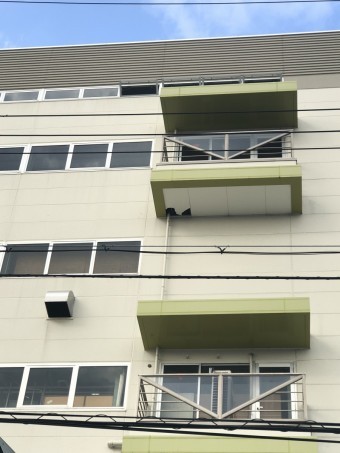 ベランダ床及び天井の穴あき