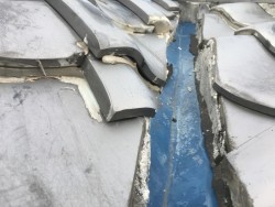 劣化した谷板金