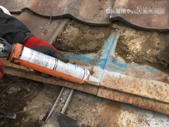 劣化した瓦をめくって調査補修