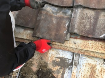 劣化した瓦をめくって調査補修