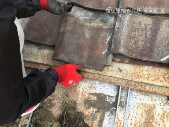 劣化した瓦をめくって調査補修