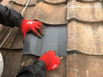 劣化した瓦屋根を金属で一部補修