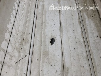 台風で飛散したもので破損した建物