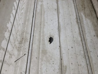 台風で飛散したもので破損した建物