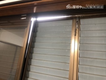 台風の強風で外れたサッシ窓