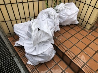 飛散した瓦を土嚢にまとめる