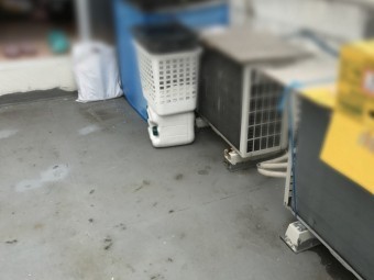 屋上の防水層が湿っている状態
