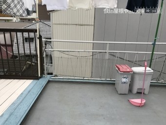 古く劣化した屋上ベランダ