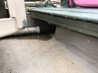 古く劣化した屋上ベランダ