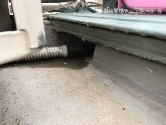古く劣化した屋上ベランダ