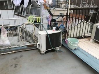 古く劣化した屋上ベランダ