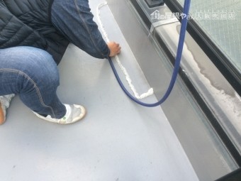 屋上ひび割れ部分に粘土で囲って散水試験をする