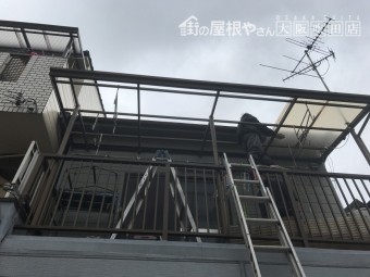 劣化したポリカ波板屋根の取り外し