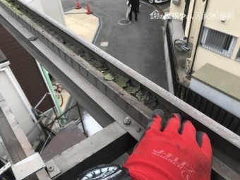 ベランダ屋根骨組みに苔や汚れ