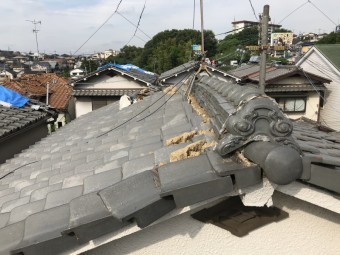 震災で大棟の瓦が倒壊