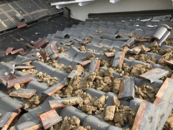 震災による屋根瓦の倒壊