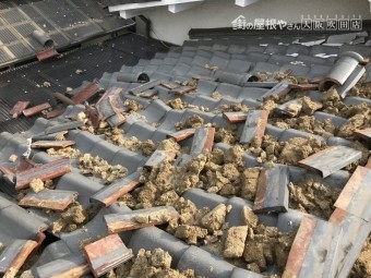 震災による屋根瓦の倒壊