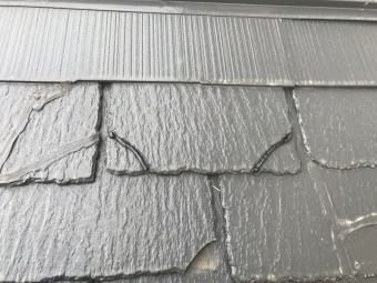 割れたスレート屋根を補修