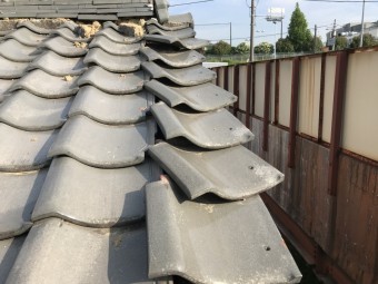 震災による屋根瓦のズレ