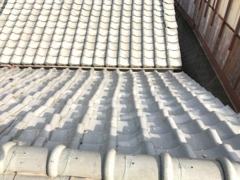 震災による屋根瓦のズレ