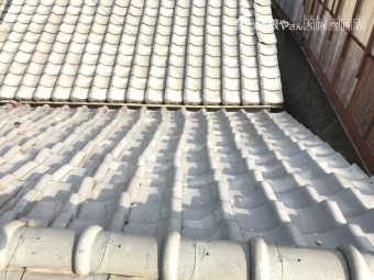 震災による屋根瓦のズレ