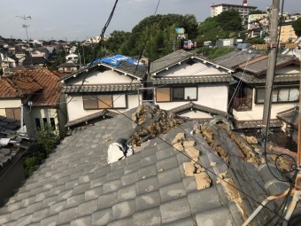 震災で大棟の瓦が倒壊