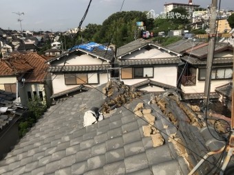震災で大棟の瓦が倒壊
