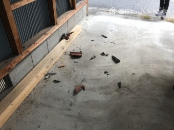 飛んできて落下した割れた瓦