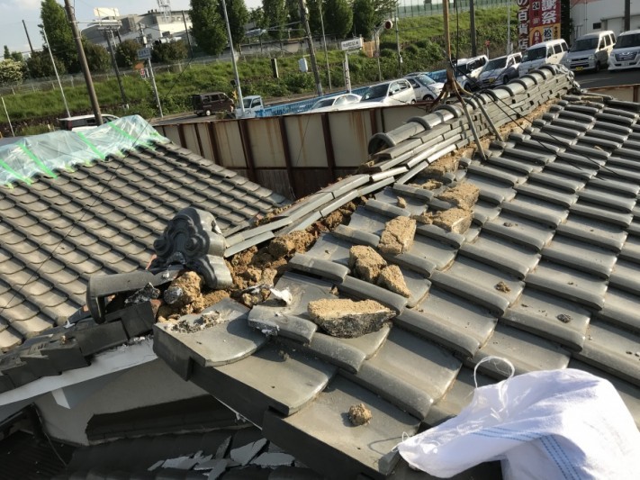 震災で大棟の瓦が倒壊