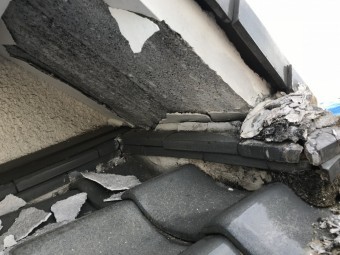 震災による漆喰の剥がれ