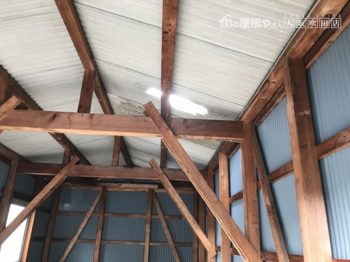 金属波板屋根穴あき