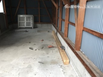 飛んできて落下した割れた瓦
