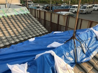 地震の揺れで崩れた瓦にブルーシートで養生
