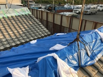地震の揺れで崩れた瓦にブルーシートで養生