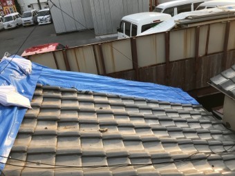 地震の揺れで崩れた瓦にブルーシートで養生