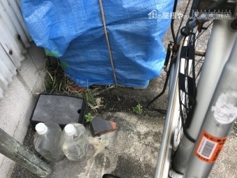 飛んできて落下した割れた瓦