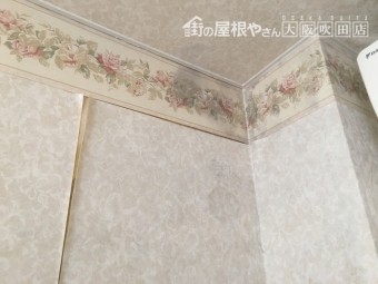 内装の壁紙が雨漏りによるシミと剥がれ