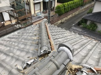 震災後の棟の歪みと崩れ