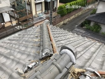 震災後の棟の歪みと崩れ