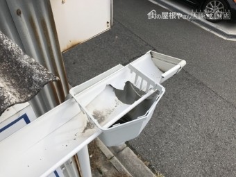 劣化し割れた雨樋