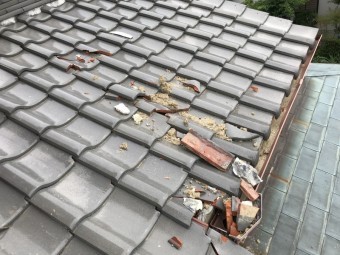 震災後の屋根瓦の割れ