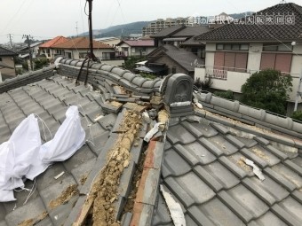 震災後の棟の歪みと崩れ